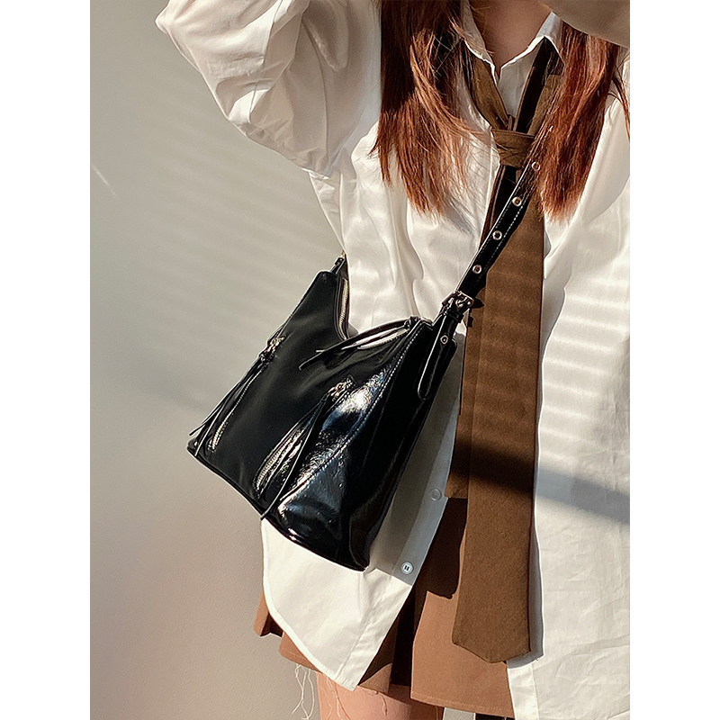 Korean Style Retro Large Capacity Tote Bag - Versatile Women's Shoulder & Crossbody Bag for Everyday Use Korean Style Retro Large Capacity Tote Bag - Versatile Women's Shoulder & Crossbody Bag for Everyday Use