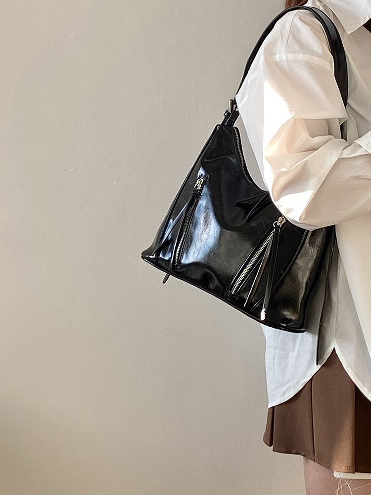 Korean Style Retro Large Capacity Tote Bag - Versatile Women's Shoulder & Crossbody Bag for Everyday Use Korean Style Retro Large Capacity Tote Bag - Versatile Women's Shoulder & Crossbody Bag for Everyday Use