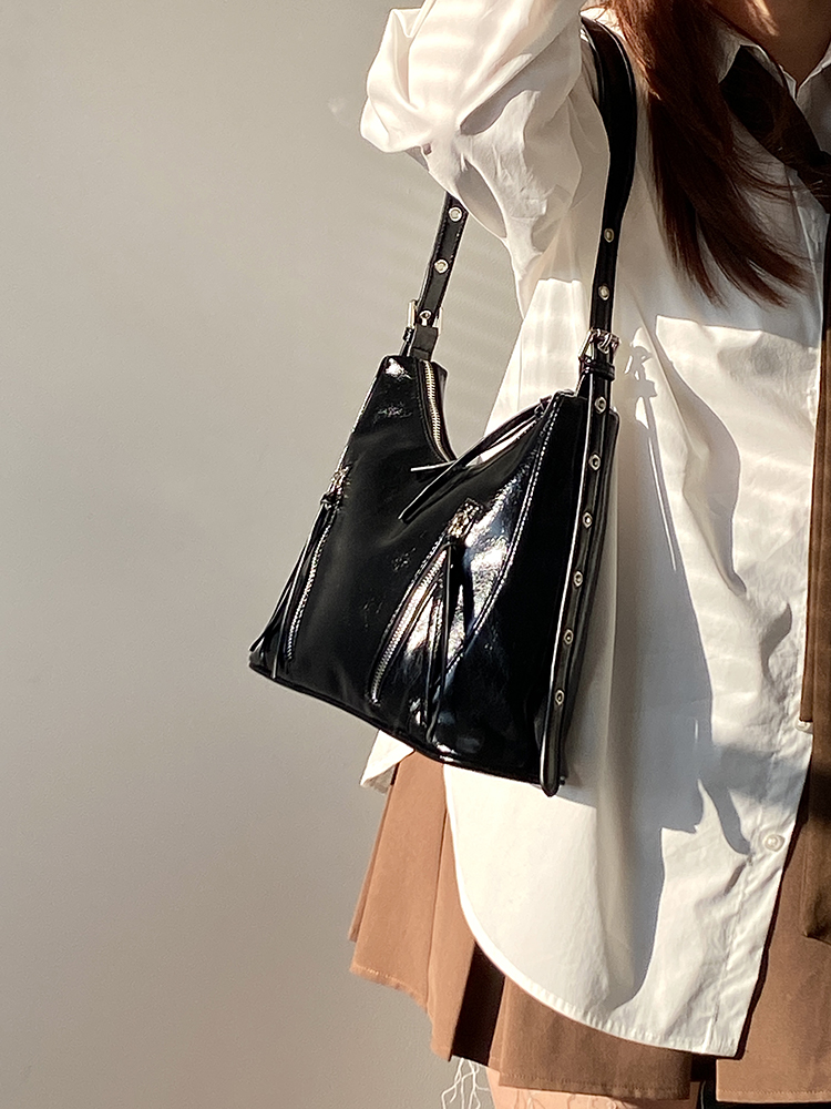 Korean Style Retro Large Capacity Tote Bag - Versatile Women's Shoulder & Crossbody Bag for Everyday Use Korean Style Retro Large Capacity Tote Bag - Versatile Women's Shoulder & Crossbody Bag for Everyday Use