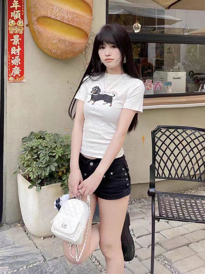 Korean-Style Retro Sausage Dog Printed Short Sleeve T-Shirt for Women, Slim-Fit Summer Top, Stretchy and Flattering Design Korean-Style Retro Sausage Dog Printed Short Sleeve T-Shirt for Women, Slim-Fit Summer Top, Stretchy and Flattering Design
