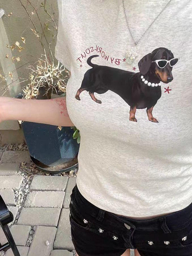 Korean-Style Retro Sausage Dog Printed Short Sleeve T-Shirt for Women, Slim-Fit Summer Top, Stretchy and Flattering Design Korean-Style Retro Sausage Dog Printed Short Sleeve T-Shirt for Women, Slim-Fit Summer Top, Stretchy and Flattering Design