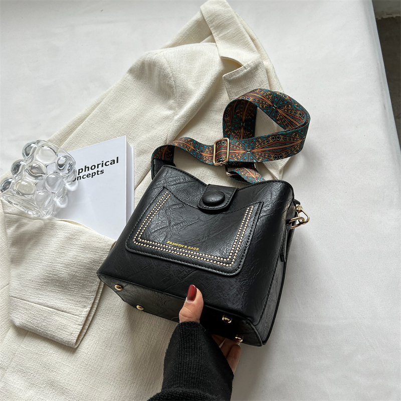 Korean Style Retro Wide Shoulder Strap Crossbody Bag for Women - Versatile Spring/Summer 2025 High-End Bucket Bag Korean Style Retro Wide Shoulder Strap Crossbody Bag for Women - Versatile Spring/Summer 2025 High-End Bucket Bag