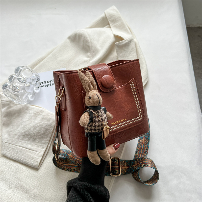 Korean Style Retro Wide Shoulder Strap Crossbody Bag for Women - Versatile Spring/Summer 2025 High-End Bucket Bag Korean Style Retro Wide Shoulder Strap Crossbody Bag for Women - Versatile Spring/Summer 2025 High-End Bucket Bag