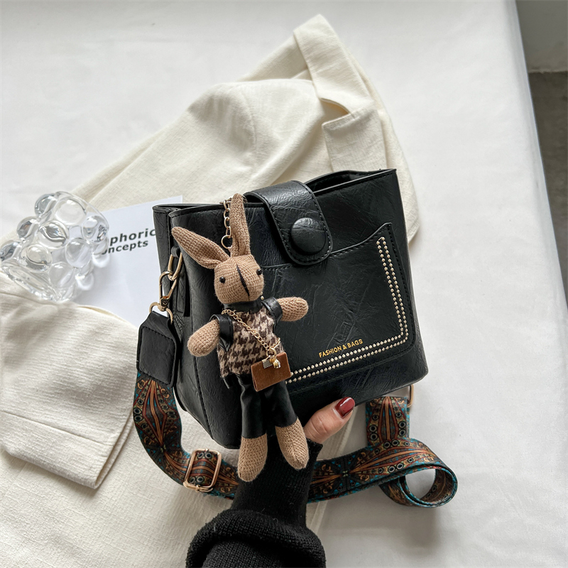 Korean Style Retro Wide Shoulder Strap Crossbody Bag for Women - Versatile Spring/Summer 2025 High-End Bucket Bag Korean Style Retro Wide Shoulder Strap Crossbody Bag for Women - Versatile Spring/Summer 2025 High-End Bucket Bag