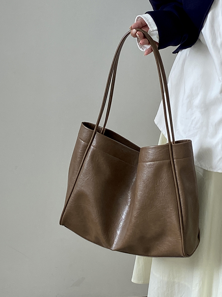 Korean Style Women's Soft Leather Commuter Tote Bag - Fashionable Casual Shoulder Bag for Everyday Use Korean Style Women's Soft Leather Commuter Tote Bag - Fashionable Casual Shoulder Bag for Everyday Use