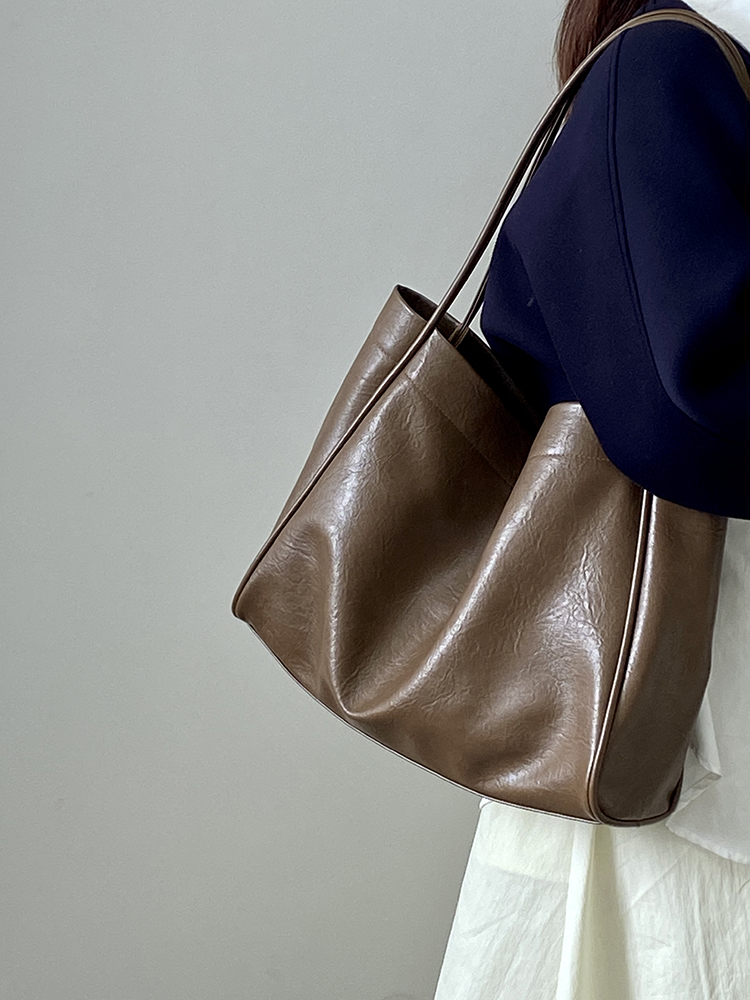 Korean Style Women's Soft Leather Commuter Tote Bag - Fashionable Casual Shoulder Bag for Everyday Use Korean Style Women's Soft Leather Commuter Tote Bag - Fashionable Casual Shoulder Bag for Everyday Use