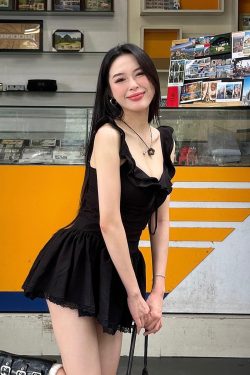 Lace-Trimmed Low-Neck Little Black Dress with A-Line Silhouette and Pleated Skirt - Elegant Hepburn Style for Effortless Chic