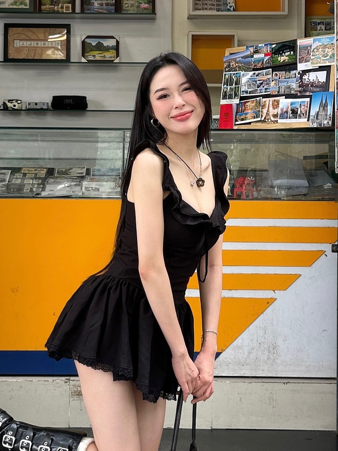 Lace-Trimmed Low-Neck Little Black Dress with A-Line Silhouette and Pleated Skirt - Elegant Hepburn Style for Effortless Chic Lace-Trimmed Low-Neck Little Black Dress with A-Line Silhouette and Pleated Skirt - Elegant Hepburn Style for Effortless Chic