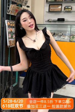 Lace-Trimmed Low-Neck Little Black Dress with A-Line Silhouette and Pleated Skirt - Elegant Hepburn Style for Effortless Chic