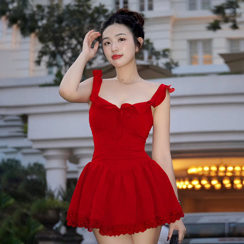 Lace-Trimmed Low-Neck Little Black Dress with A-Line Silhouette and Pleated Skirt - Elegant Hepburn Style for Effortless Chic Lace-Trimmed Low-Neck Little Black Dress with A-Line Silhouette and Pleated Skirt - Elegant Hepburn Style for Effortless Chic