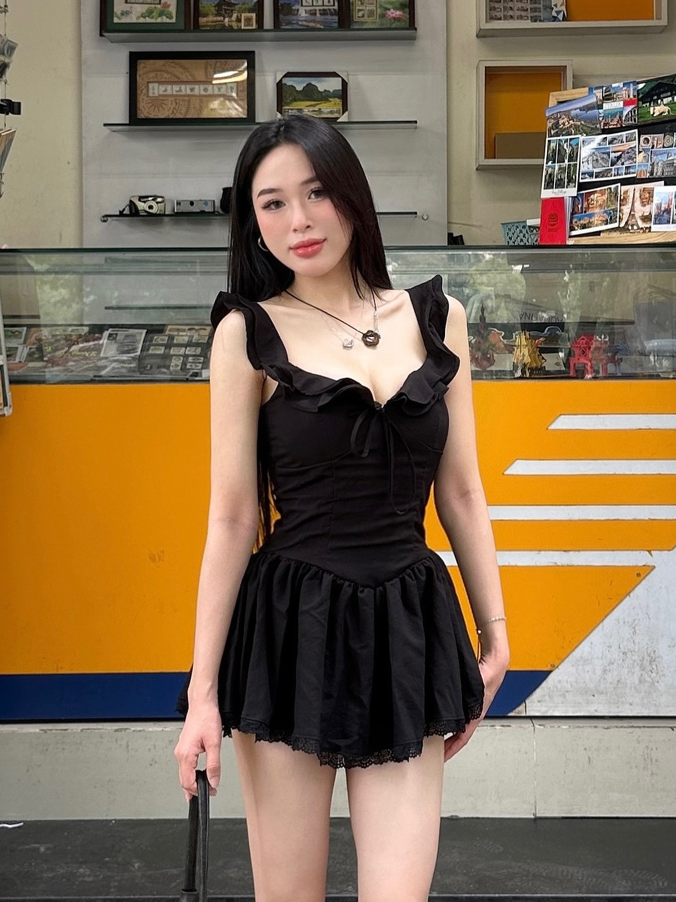 Lace-Trimmed Low-Neck Little Black Dress with A-Line Silhouette and Pleated Skirt - Elegant Hepburn Style for Effortless Chic Lace-Trimmed Low-Neck Little Black Dress with A-Line Silhouette and Pleated Skirt - Elegant Hepburn Style for Effortless Chic