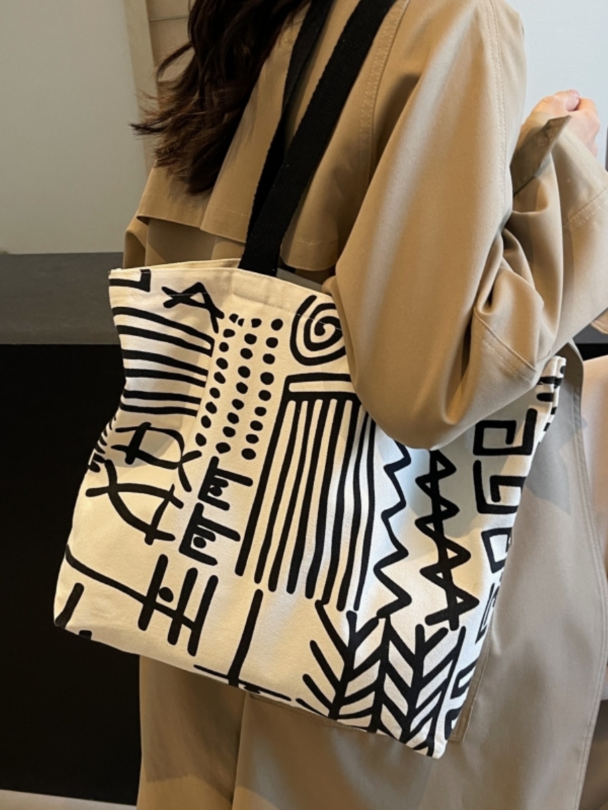 Large Capacity Graffiti Canvas Tote Bag for Women - Japanese Style Shopping Bag for Students and Commuting Large Capacity Graffiti Canvas Tote Bag for Women - Japanese Style Shopping Bag for Students and Commuting