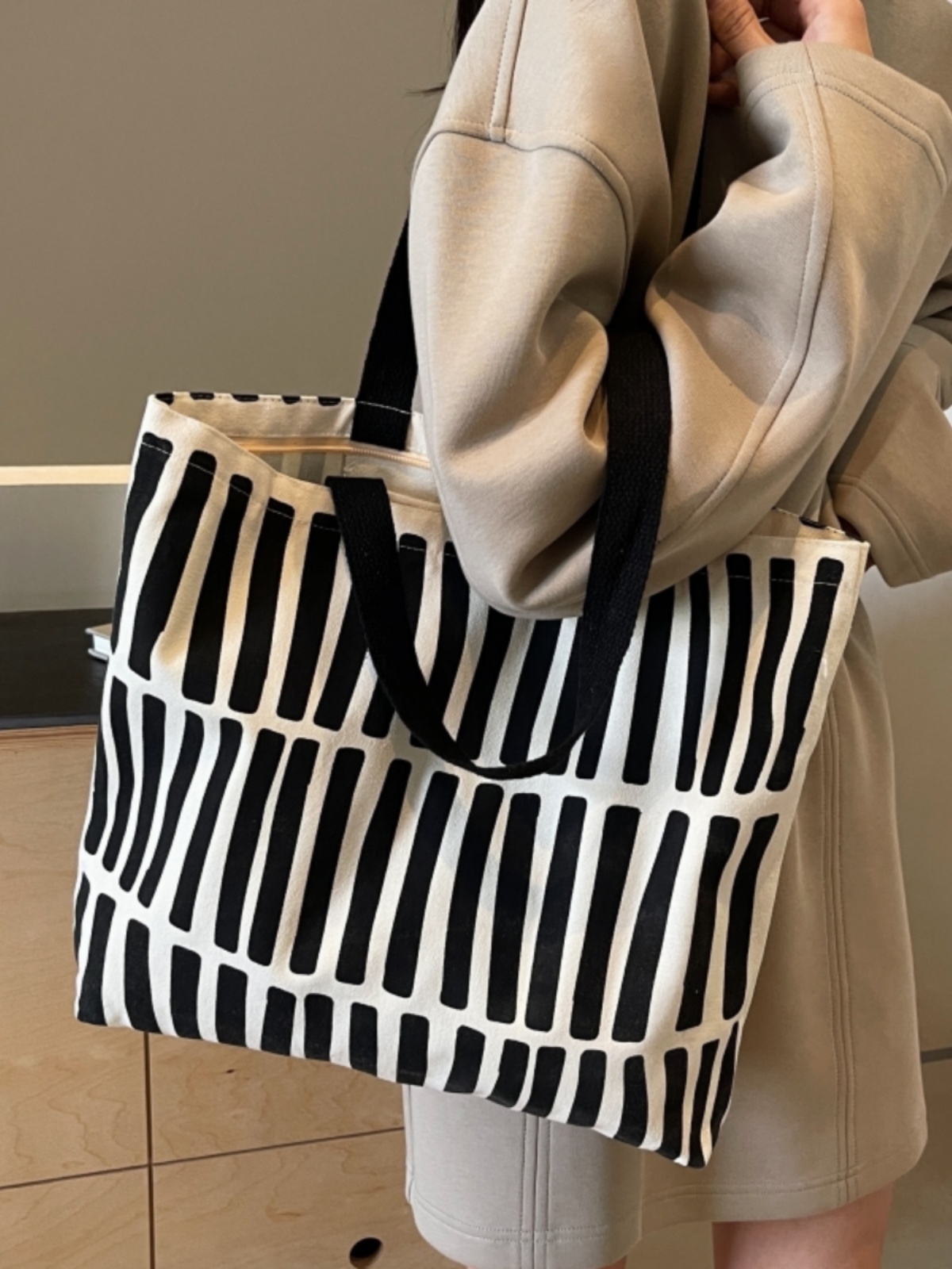 Large Capacity Graffiti Canvas Tote Bag for Women - Japanese Style Shopping Bag for Students and Commuting Large Capacity Graffiti Canvas Tote Bag for Women - Japanese Style Shopping Bag for Students and Commuting