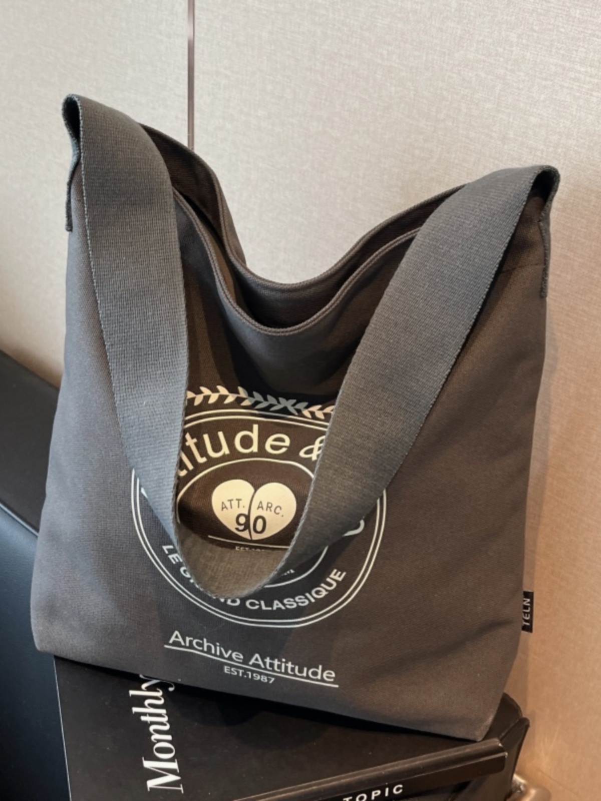 Large Capacity Women's Canvas Tote Bag 2025 - Versatile Shoulder Commuting Bag for Casual Everyday Use Large Capacity Women's Canvas Tote Bag 2025 - Versatile Shoulder Commuting Bag for Casual Everyday Use