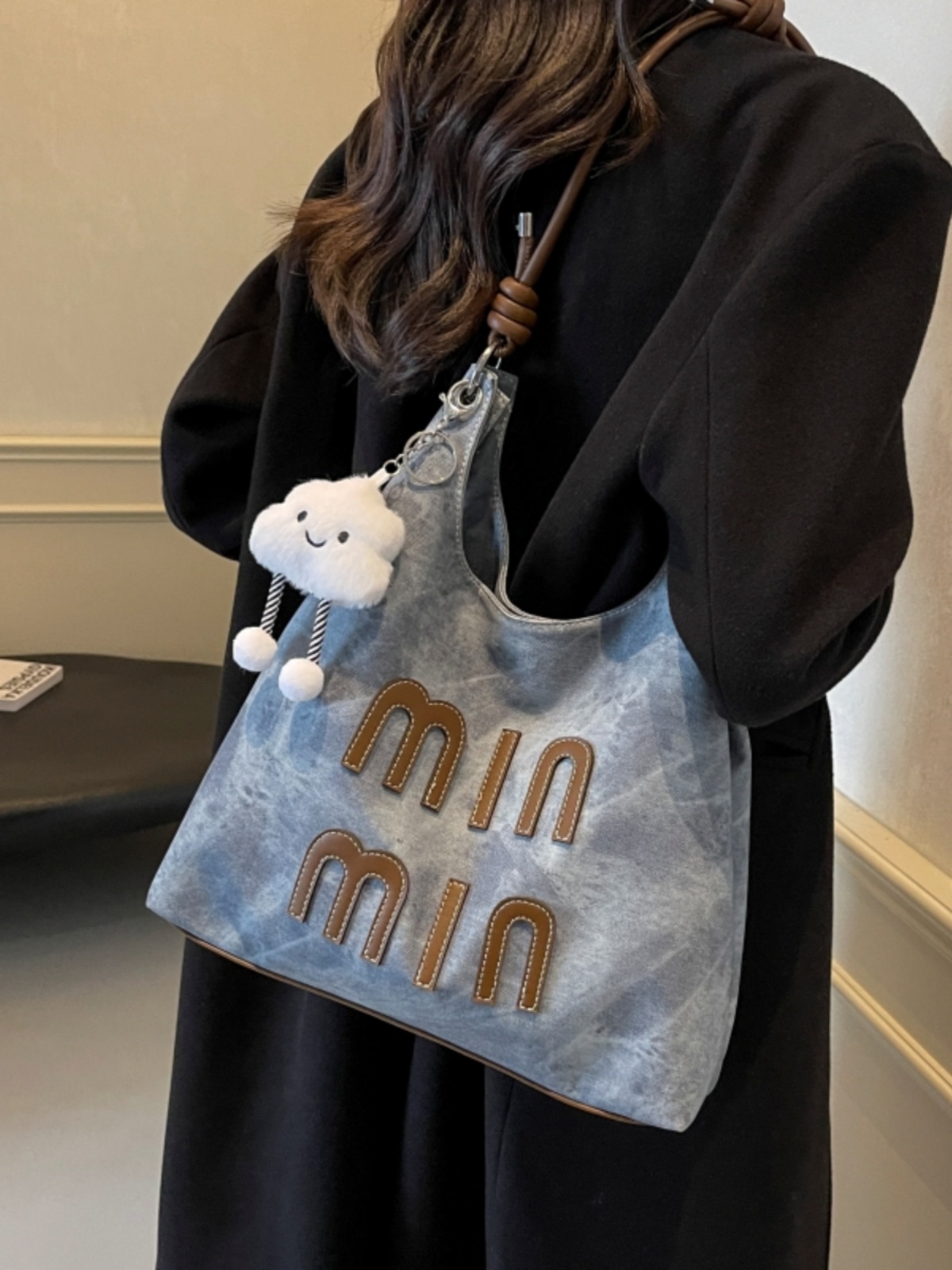 Large Capacity Women's Crossbody Bag - High-End Underarm Tote for Spring/Summer 2025, Stylish Commuting & Everyday Use Large Capacity Women's Crossbody Bag - High-End Underarm Tote for Spring/Summer 2025, Stylish Commuting & Everyday Use