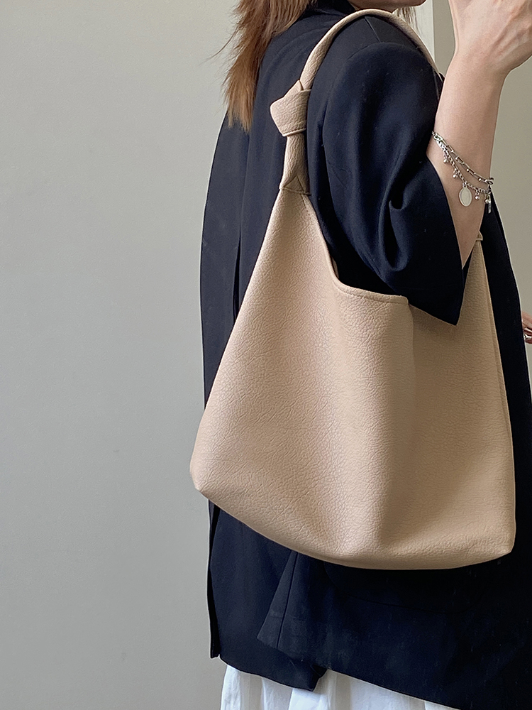 Large Capacity Women's Tote Bag - Stylish Niche Design for Spring & Summer, Perfect for Commuting, Classes, Shoulder & Hand-Held Use Large Capacity Women's Tote Bag - Stylish Niche Design for Spring & Summer, Perfect for Commuting, Classes, Shoulder & Hand-Held Use