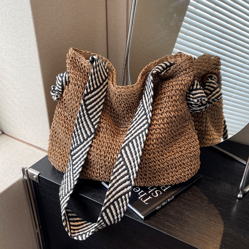 Large Capacity Woven Straw Bag for Women - Summer 2025 Beach Tote, Commuter Shoulder Bag, Vacation Essential, Lazy Style Large Capacity Woven Straw Bag for Women - Summer 2025 Beach Tote, Commuter Shoulder Bag, Vacation Essential, Lazy Style