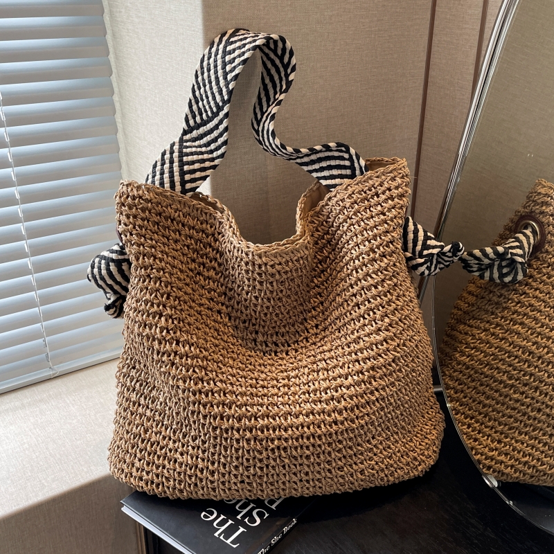 Large Capacity Woven Straw Bag for Women - Summer 2025 Beach Tote, Commuter Shoulder Bag, Vacation Essential, Lazy Style Large Capacity Woven Straw Bag for Women - Summer 2025 Beach Tote, Commuter Shoulder Bag, Vacation Essential, Lazy Style
