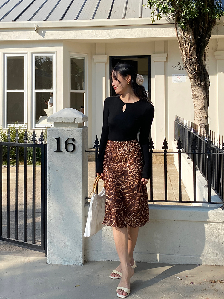 Leopard Print Midi Skirt - Vintage French A-Line, High-Waisted, Slimming Mermaid Style, Trendy 90s Fashion Leopard Print Midi Skirt - Vintage French A-Line, High-Waisted, Slimming Mermaid Style, Trendy 90s Fashion