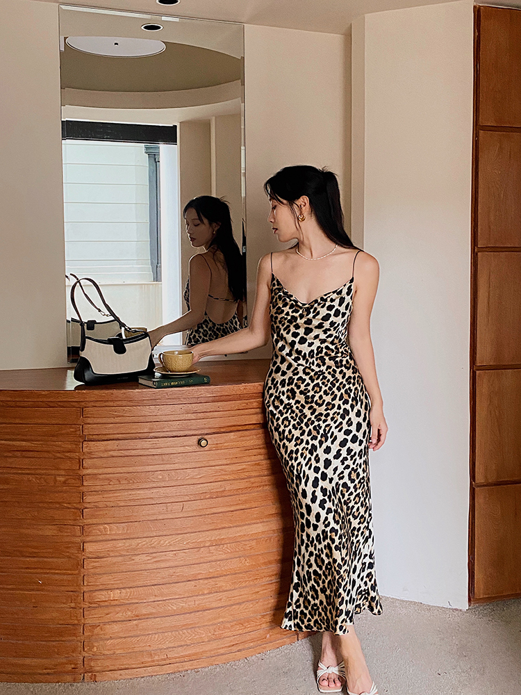 Leopard Print Spaghetti Strap Dress with Ruffled Neckline and Open Back, Sexy Mermaid Skirt, Autumn 2024 Fashion Leopard Print Spaghetti Strap Dress with Ruffled Neckline and Open Back, Sexy Mermaid Skirt, Autumn 2024 Fashion