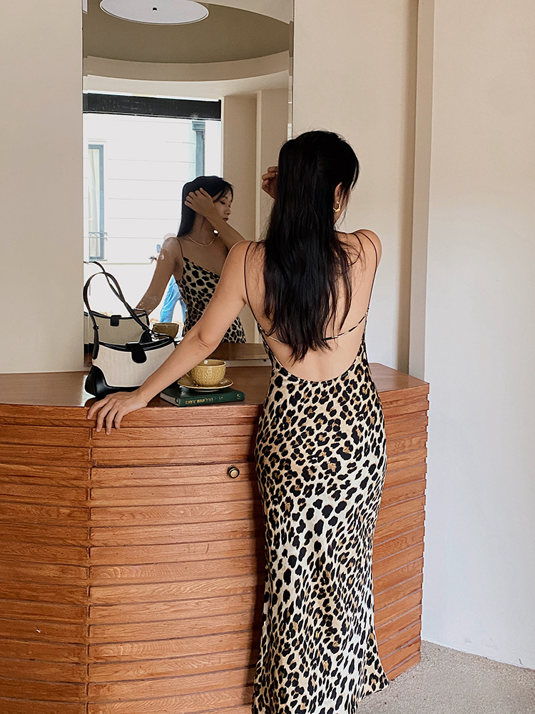 Leopard Print Spaghetti Strap Dress with Ruffled Neckline and Open Back, Sexy Mermaid Skirt, Autumn 2024 Fashion Leopard Print Spaghetti Strap Dress with Ruffled Neckline and Open Back, Sexy Mermaid Skirt, Autumn 2024 Fashion