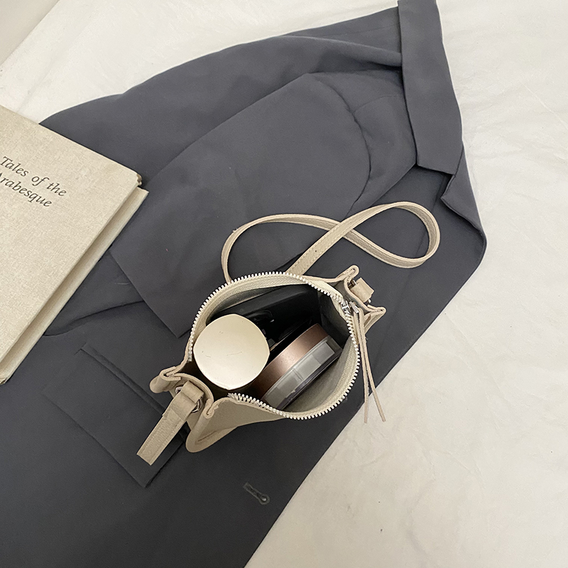 Lightweight Summer Zipper Crossbody Bag for Women - High-End Niche Shoulder Phone Bag 2025 Lightweight Summer Zipper Crossbody Bag for Women - High-End Niche Shoulder Phone Bag 2025