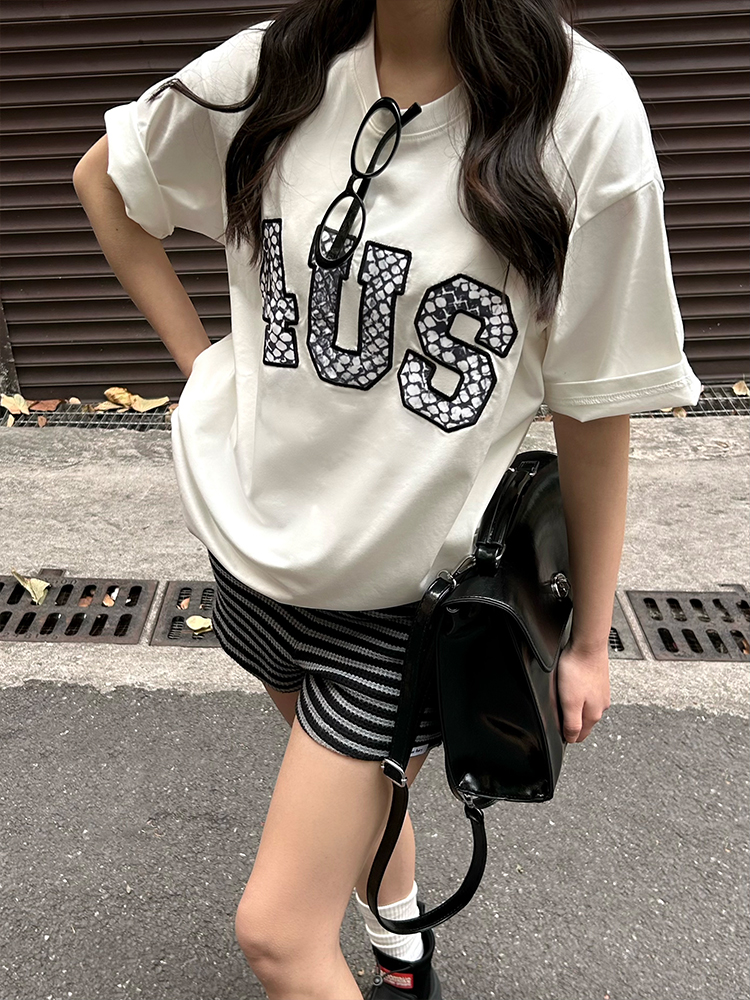 Loose Fit Short Sleeve T-Shirt with Snake Pattern and Embroidered Letters - Spring Summer National Trend for Couples Loose Fit Short Sleeve T-Shirt with Snake Pattern and Embroidered Letters - Spring Summer National Trend for Couples