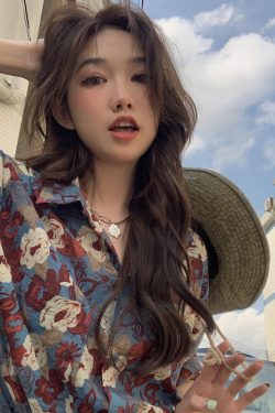 Loose Floral Short-Sleeve Shirt for Women - Retro Hong Kong Style Hawaiian Beach Top, Unique Niche Trendy Fashion