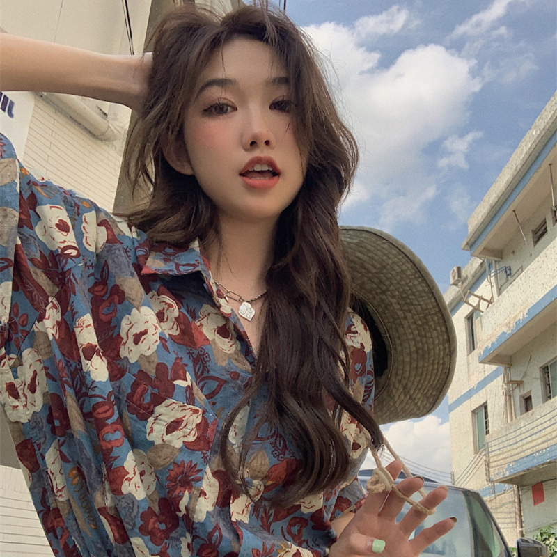 Loose Floral Short-Sleeve Shirt for Women - Retro Hong Kong Style Hawaiian Beach Top, Unique Niche Trendy Fashion Loose Floral Short-Sleeve Shirt for Women - Retro Hong Kong Style Hawaiian Beach Top, Unique Niche Trendy Fashion