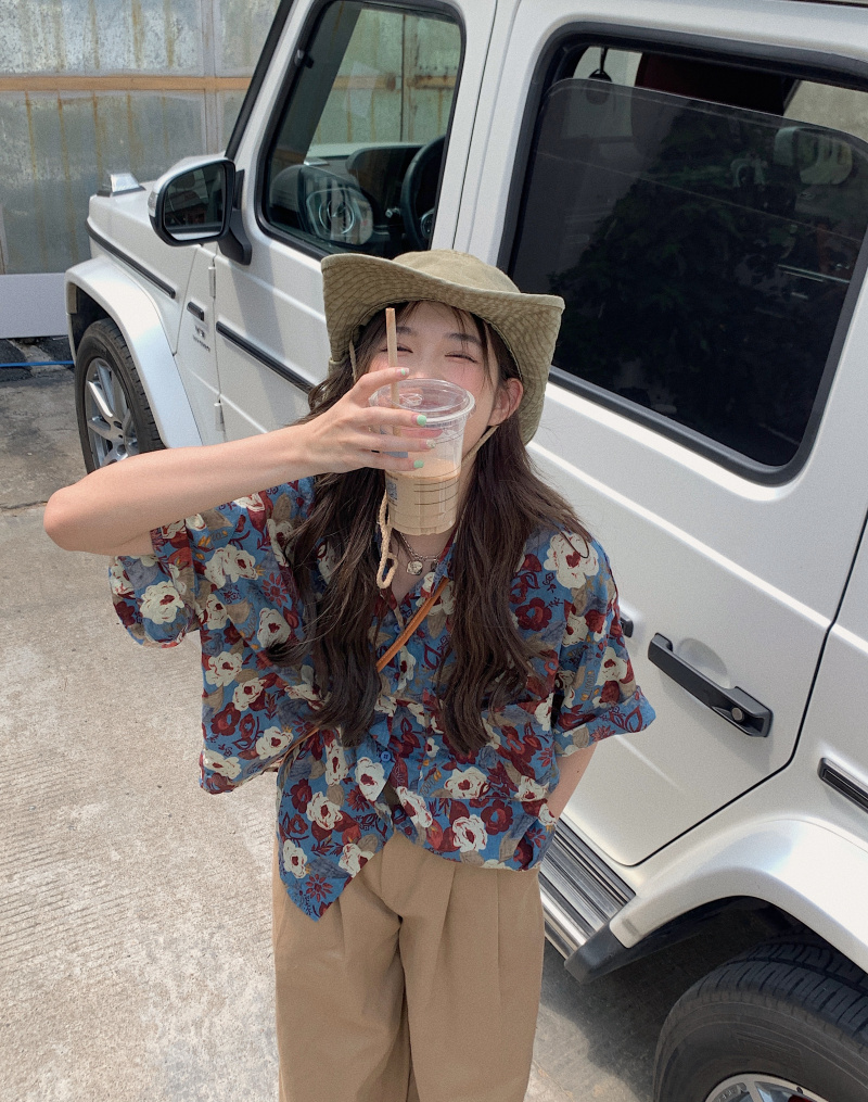 Loose Floral Short-Sleeve Shirt for Women - Retro Hong Kong Style Hawaiian Beach Top, Unique Niche Trendy Fashion Loose Floral Short-Sleeve Shirt for Women - Retro Hong Kong Style Hawaiian Beach Top, Unique Niche Trendy Fashion