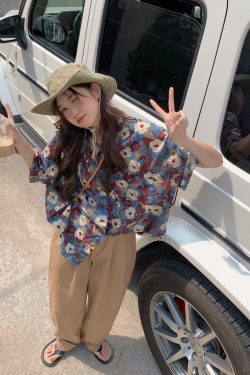 Loose Floral Short-Sleeve Shirt for Women - Retro Hong Kong Style Hawaiian Beach Top, Unique Niche Trendy Fashion