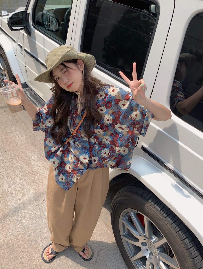 Loose Floral Short-Sleeve Shirt for Women - Retro Hong Kong Style Hawaiian Beach Top, Unique Niche Trendy Fashion Loose Floral Short-Sleeve Shirt for Women - Retro Hong Kong Style Hawaiian Beach Top, Unique Niche Trendy Fashion