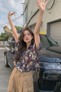 Loose Floral Short-Sleeve Shirt for Women - Retro Hong Kong Style Hawaiian Beach Top, Unique Niche Trendy Fashion