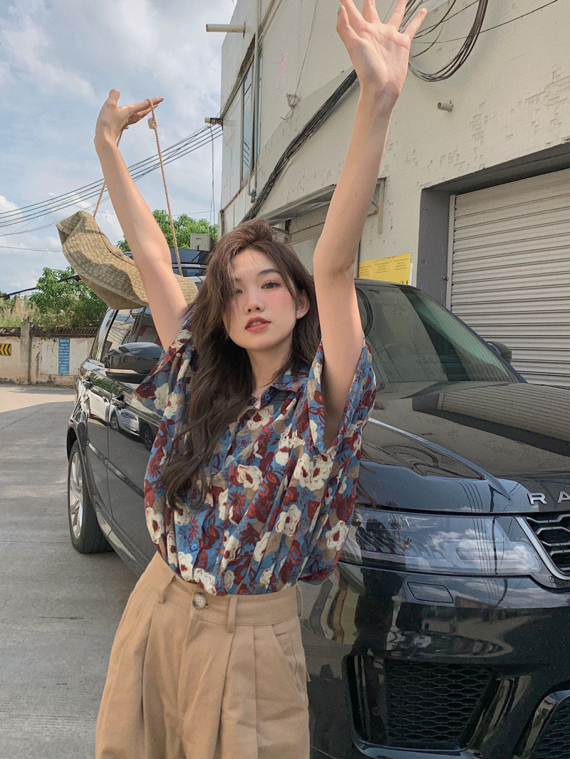 Loose Floral Short-Sleeve Shirt for Women - Retro Hong Kong Style Hawaiian Beach Top, Unique Niche Trendy Fashion Loose Floral Short-Sleeve Shirt for Women - Retro Hong Kong Style Hawaiian Beach Top, Unique Niche Trendy Fashion