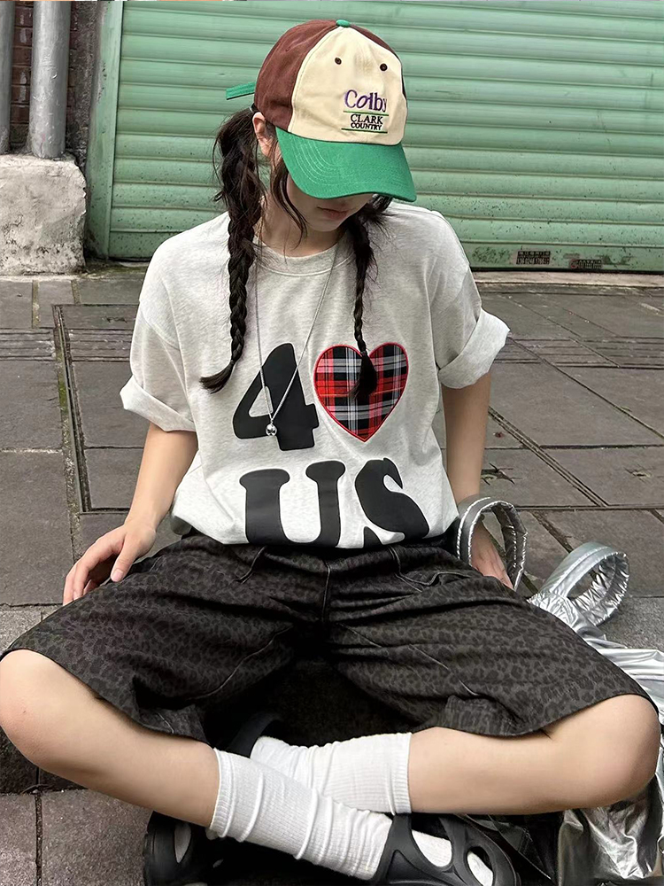 Loose Unisex Short Sleeve T-Shirt with Embroidered Heart - Summer Plaid Design, Trendy Casual Wear for Couples Loose Unisex Short Sleeve T-Shirt with Embroidered Heart - Summer Plaid Design, Trendy Casual Wear for Couples