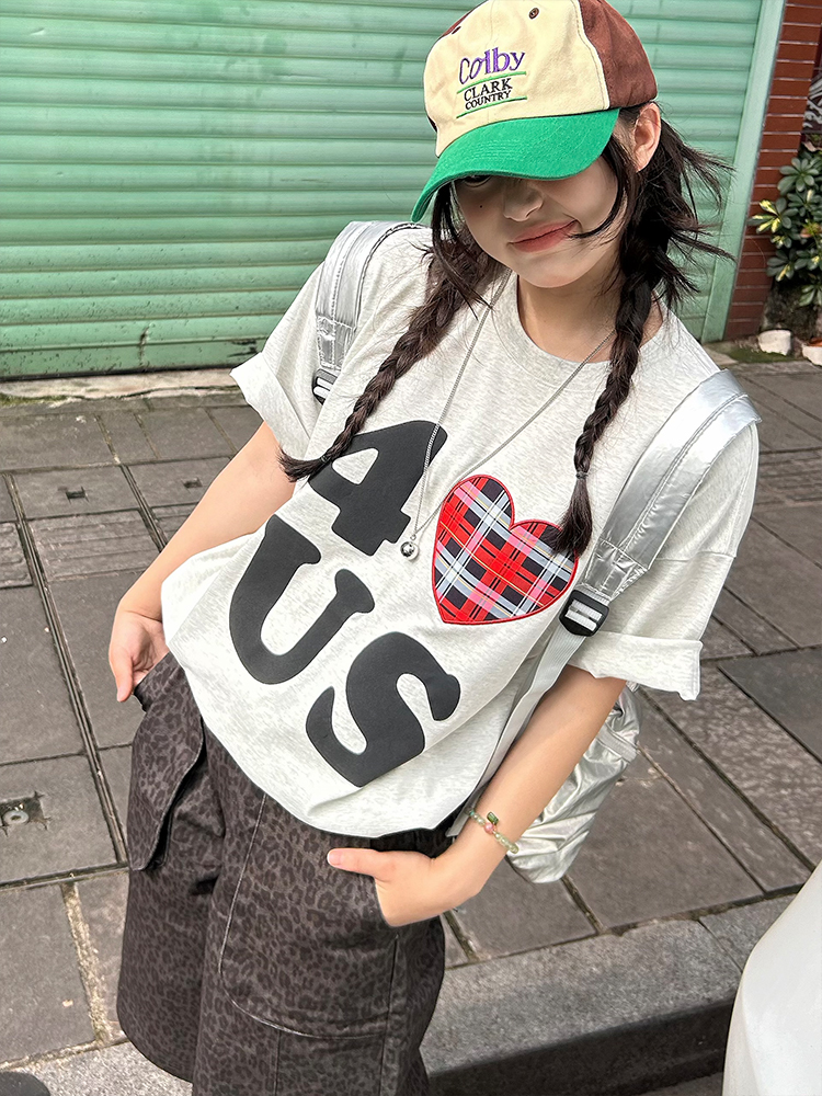 Loose Unisex Short Sleeve T-Shirt with Embroidered Heart - Summer Plaid Design, Trendy Casual Wear for Couples Loose Unisex Short Sleeve T-Shirt with Embroidered Heart - Summer Plaid Design, Trendy Casual Wear for Couples