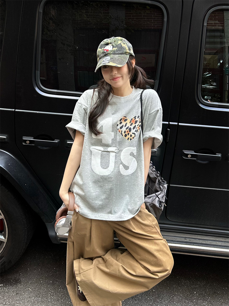 Loose Unisex Short Sleeve T-Shirt with Embroidered Heart - Summer Plaid Design, Trendy Casual Wear for Couples Loose Unisex Short Sleeve T-Shirt with Embroidered Heart - Summer Plaid Design, Trendy Casual Wear for Couples