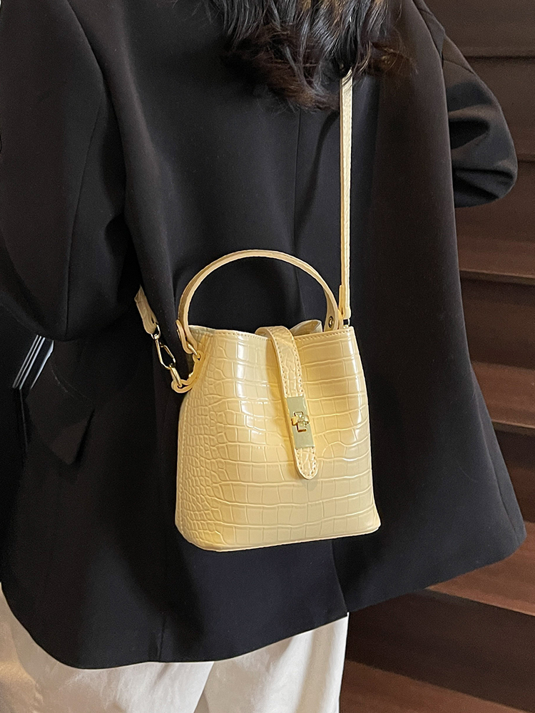 Luxury Lightweight Crocodile Pattern Bucket Bag - Summer 2025 Underarm Fashion Shoulder Bag Luxury Lightweight Crocodile Pattern Bucket Bag - Summer 2025 Underarm Fashion Shoulder Bag