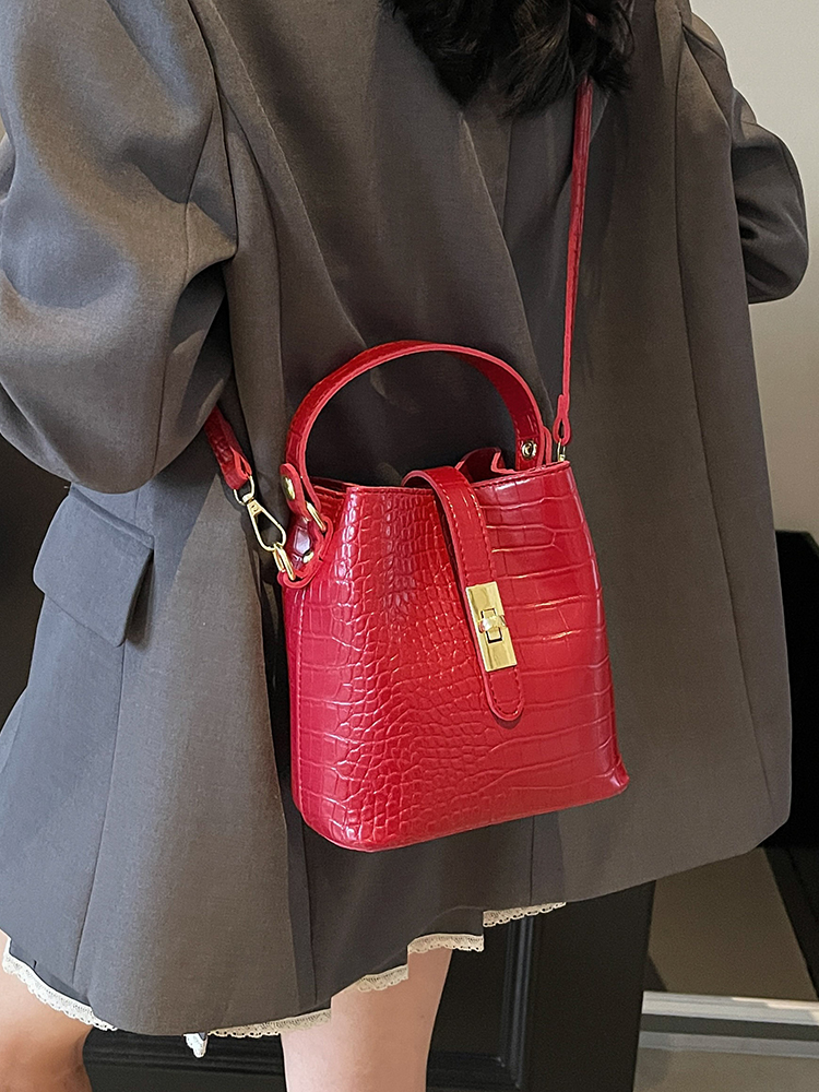 Luxury Lightweight Crocodile Pattern Bucket Bag - Summer 2025 Underarm Fashion Shoulder Bag Luxury Lightweight Crocodile Pattern Bucket Bag - Summer 2025 Underarm Fashion Shoulder Bag