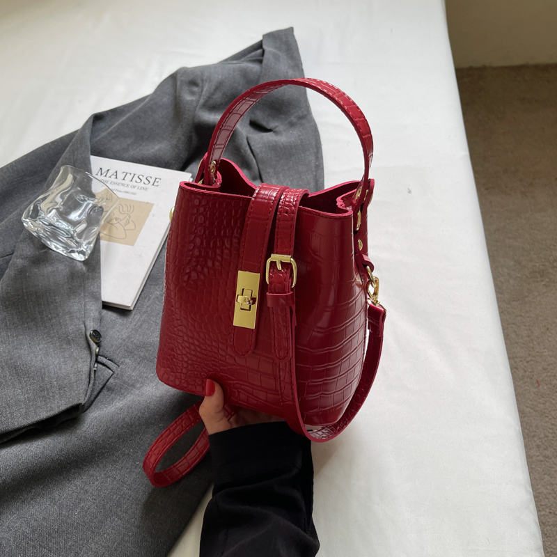 Luxury Lightweight Crocodile Pattern Bucket Bag - Summer 2025 Underarm Fashion Shoulder Bag Luxury Lightweight Crocodile Pattern Bucket Bag - Summer 2025 Underarm Fashion Shoulder Bag