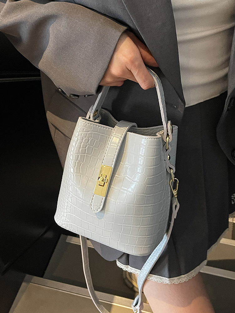 Luxury Lightweight Crocodile Pattern Bucket Bag - Summer 2025 Underarm Fashion Shoulder Bag Luxury Lightweight Crocodile Pattern Bucket Bag - Summer 2025 Underarm Fashion Shoulder Bag