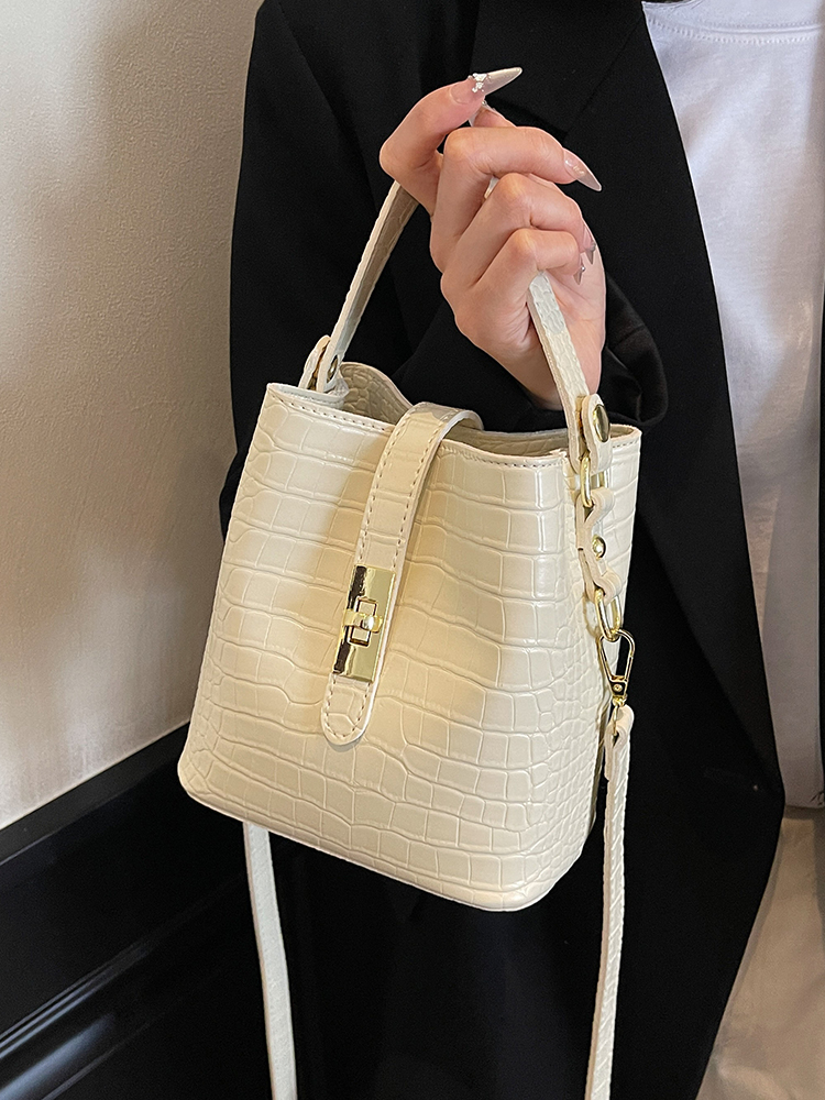 Luxury Lightweight Crocodile Pattern Bucket Bag - Summer 2025 Underarm Fashion Shoulder Bag Luxury Lightweight Crocodile Pattern Bucket Bag - Summer 2025 Underarm Fashion Shoulder Bag