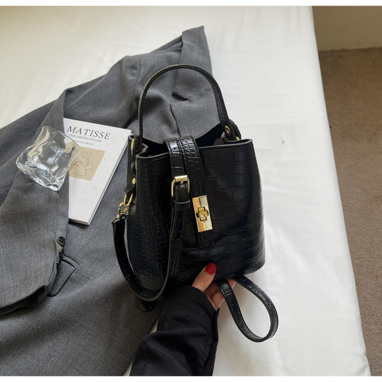 Luxury Lightweight Crocodile Pattern Bucket Bag - Summer 2025 Underarm Fashion Shoulder Bag Luxury Lightweight Crocodile Pattern Bucket Bag - Summer 2025 Underarm Fashion Shoulder Bag