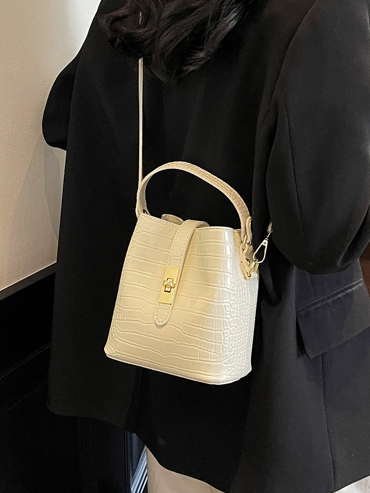 Luxury Lightweight Crocodile Pattern Bucket Bag - Summer 2025 Underarm Fashion Shoulder Bag Luxury Lightweight Crocodile Pattern Bucket Bag - Summer 2025 Underarm Fashion Shoulder Bag