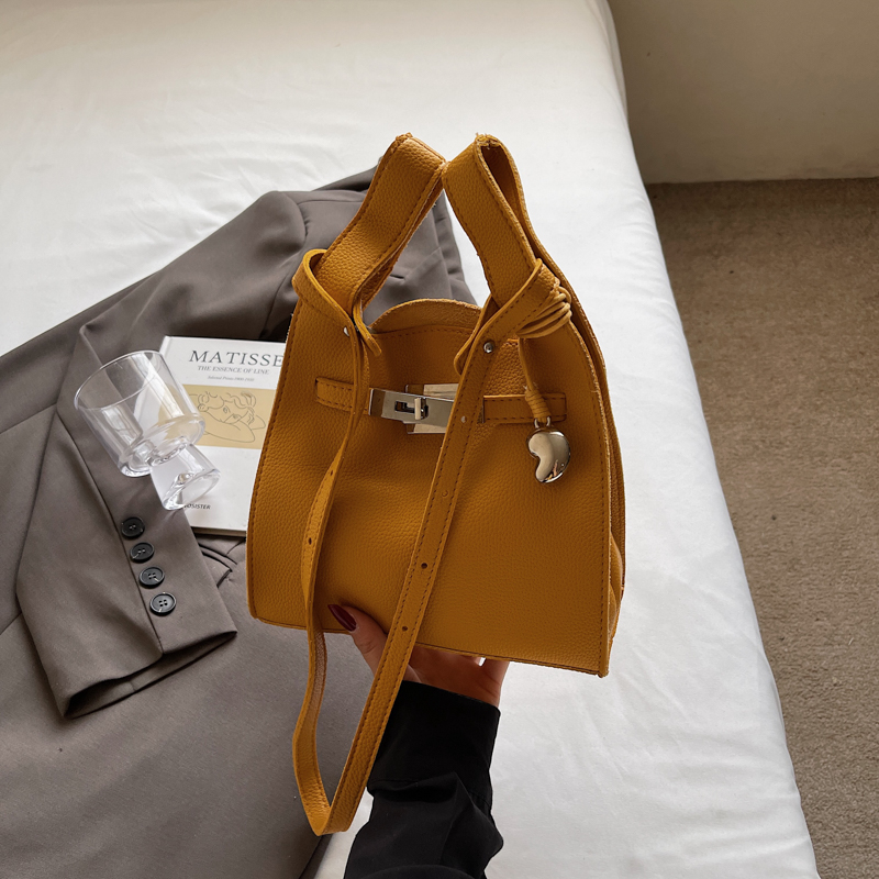 Minimalist Casual Tote Bag for Women – 2025 Summer Trendy Versatile Crossbody Bucket Bag Minimalist Casual Tote Bag for Women – 2025 Summer Trendy Versatile Crossbody Bucket Bag