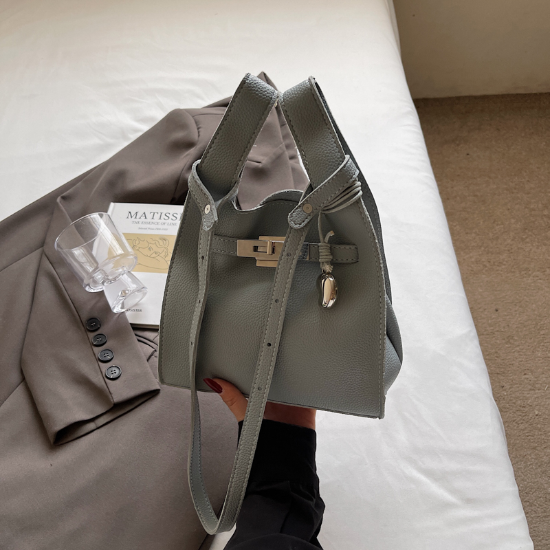 Minimalist Casual Tote Bag for Women – 2025 Summer Trendy Versatile Crossbody Bucket Bag Minimalist Casual Tote Bag for Women – 2025 Summer Trendy Versatile Crossbody Bucket Bag