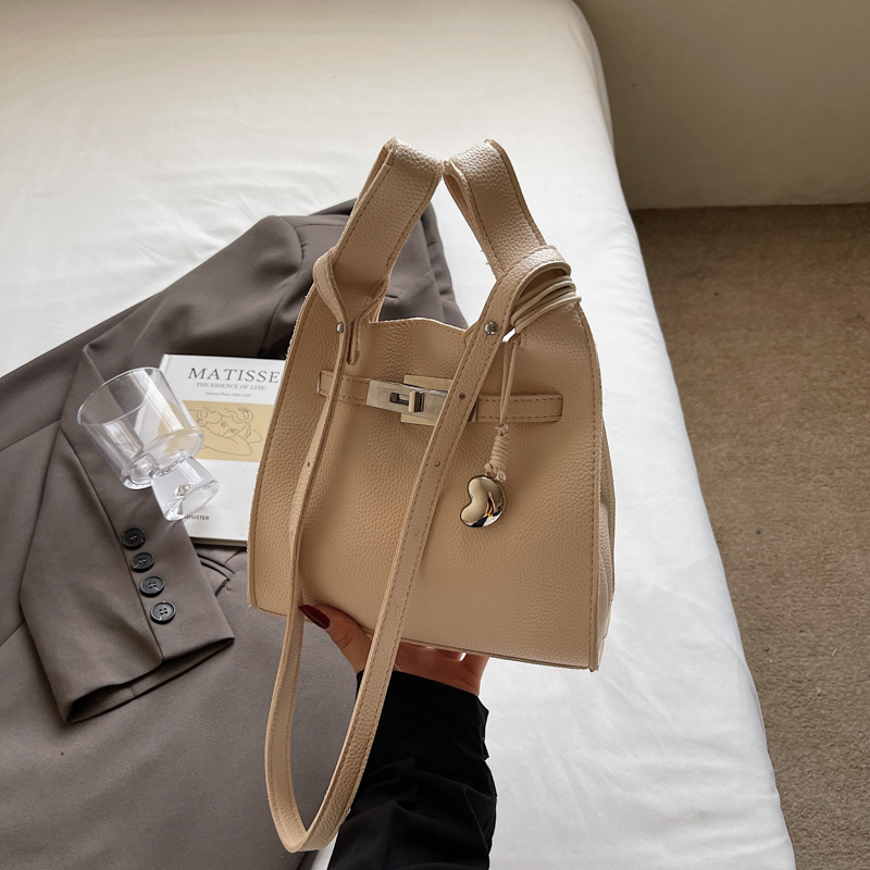 Minimalist Casual Tote Bag for Women – 2025 Summer Trendy Versatile Crossbody Bucket Bag Minimalist Casual Tote Bag for Women – 2025 Summer Trendy Versatile Crossbody Bucket Bag