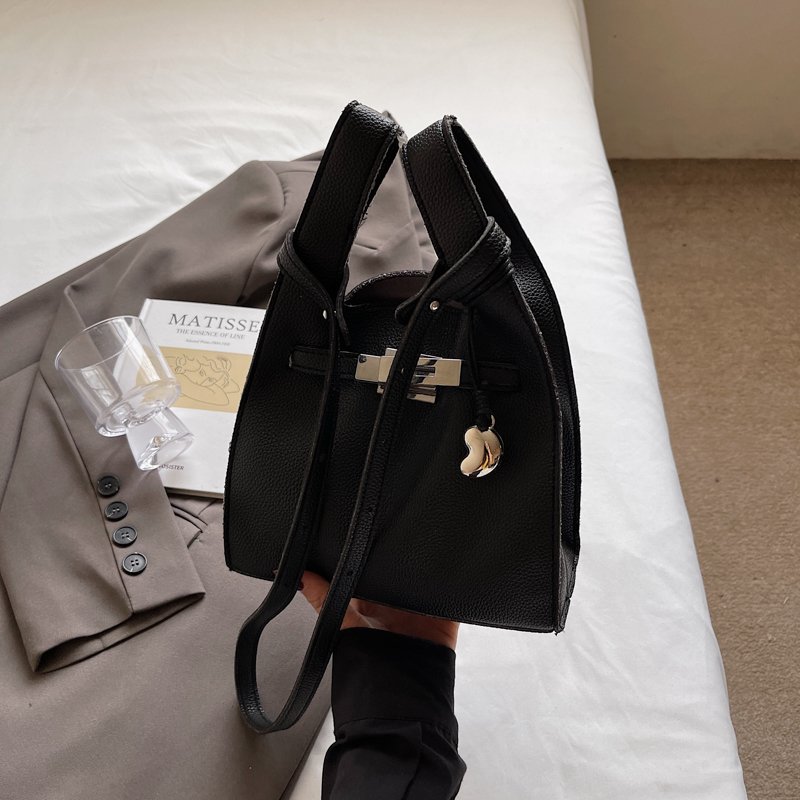 Minimalist Casual Tote Bag for Women – 2025 Summer Trendy Versatile Crossbody Bucket Bag Minimalist Casual Tote Bag for Women – 2025 Summer Trendy Versatile Crossbody Bucket Bag