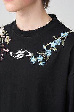 Minimalist Chinese-Style Floral Wreath Embroidery Short-Sleeve T-Shirt - Trendy 90s Inspired Design