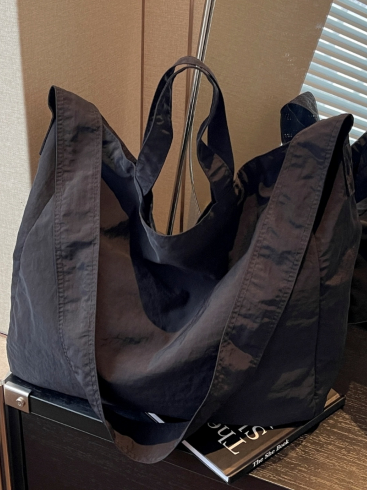 Minimalist Large Capacity Women's Canvas Tote Bag - Versatile Crossbody Design for Lazy Style and Everyday Use Minimalist Large Capacity Women's Canvas Tote Bag - Versatile Crossbody Design for Lazy Style and Everyday Use